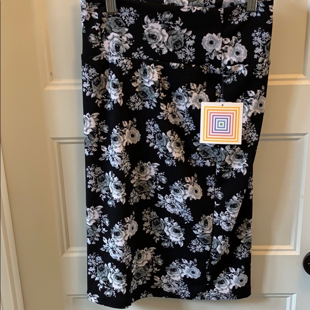 New with tags LuLaRoe Cassie Skirt size XS